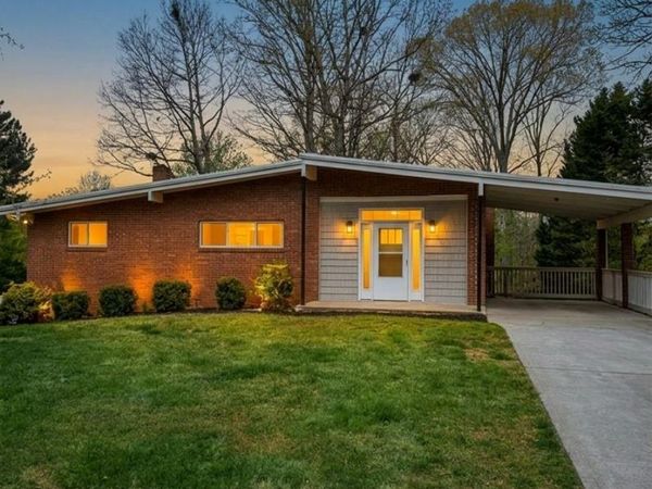 3743 Crosland Road , Winston Salem, NC 27106