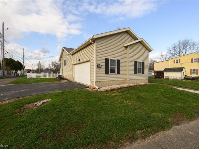 223 E 9th Street , Uhrichsville, OH 44683 Photo 3