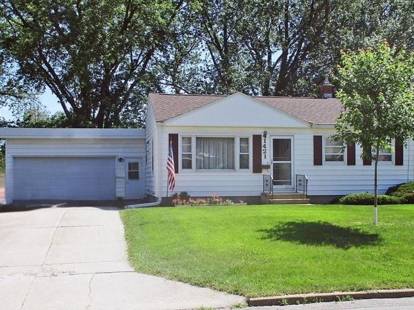 1421 Madison Street, Cedar Falls, IA 50613