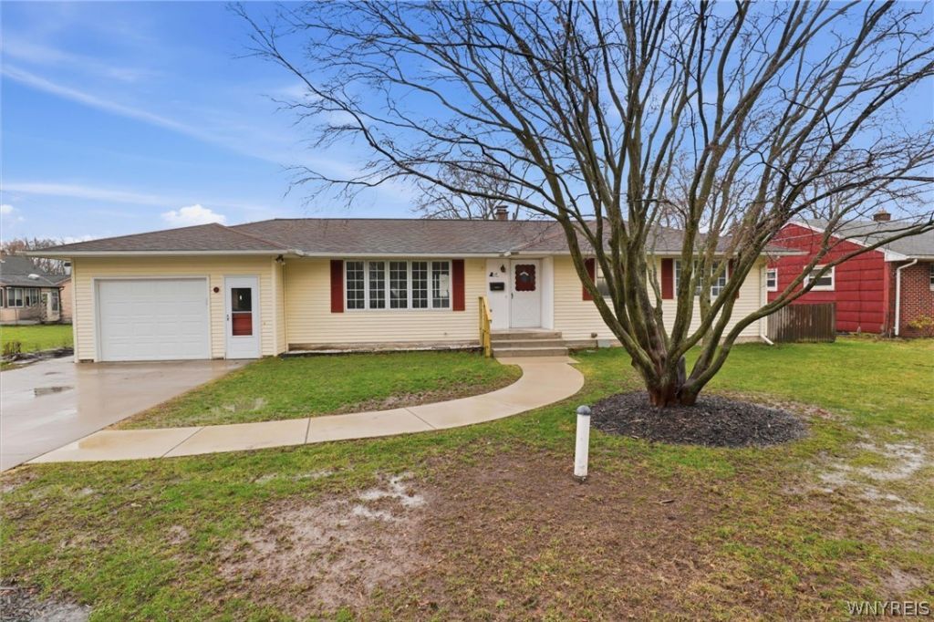 18 Hoover Parkway, Lockport, NY 14094 Main Photo