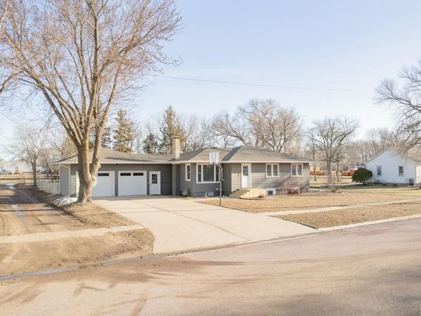 906 14th St, Milford, IA 51301