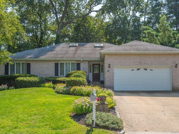 14 Oak Point Drive S, Bayville, NY 11709