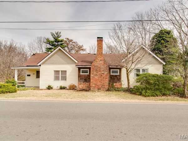 407 S Locust Street , Carlinville, IL 62626