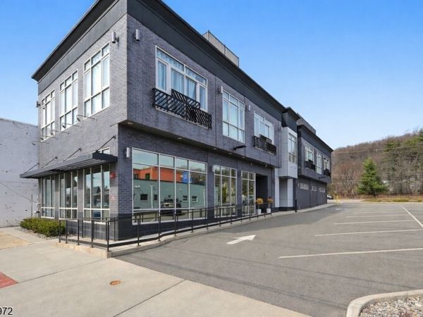 271 Millburn Ave, Unit 2D, Millburn, NJ 07041