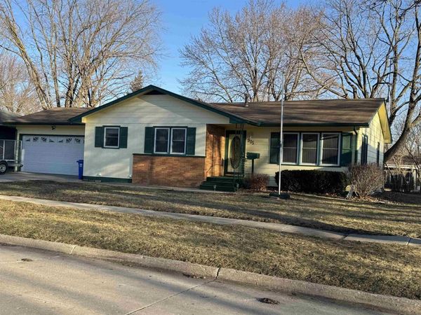 905 10th St. , Charles City, IA 50616