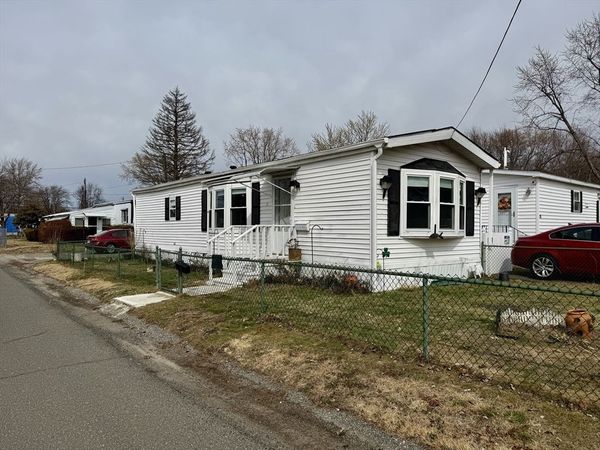 31 Mobile Home Way, Springfield, MA 01119