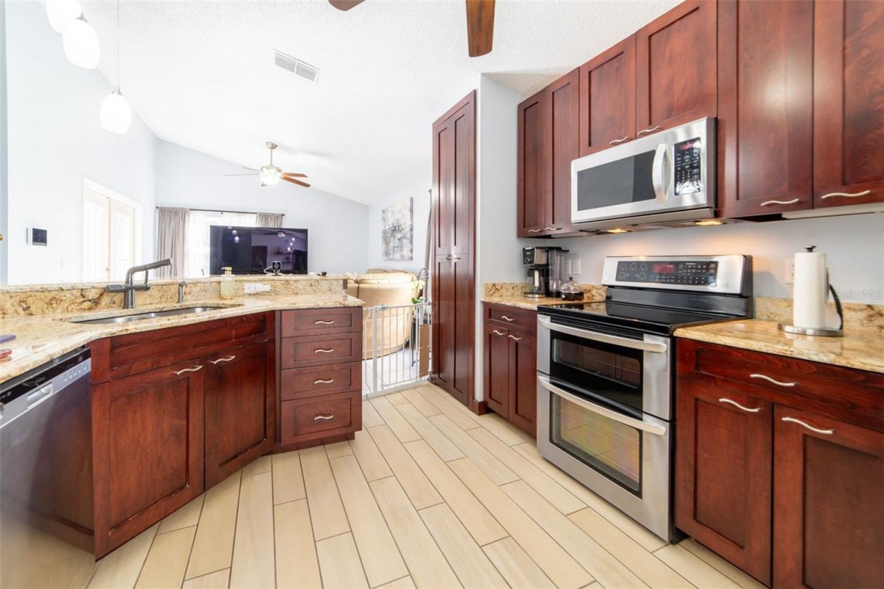 1352 Woodfield Oaks Drive, Apopka, FL 32703 Photo