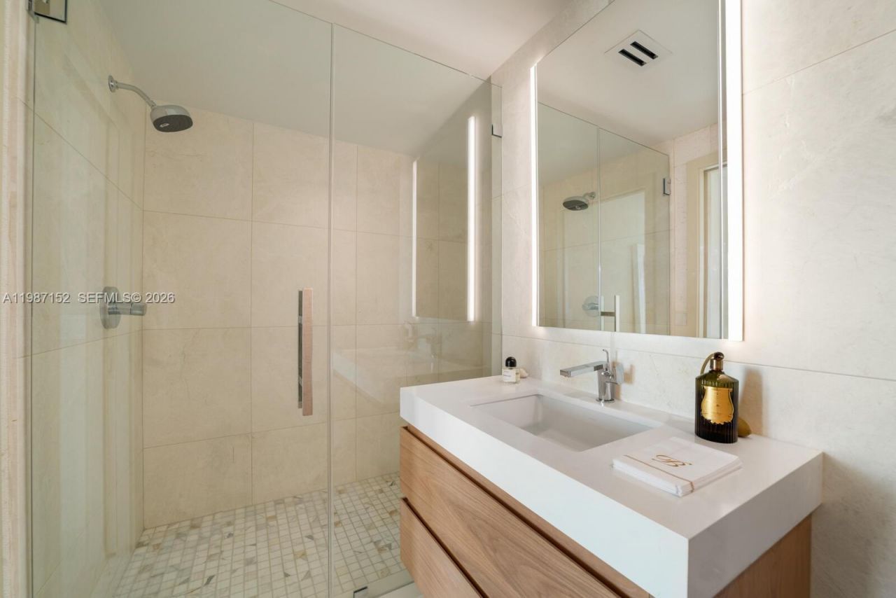 5600 Collins Ave , Unit D, Miami Beach, FL 33140 Photo