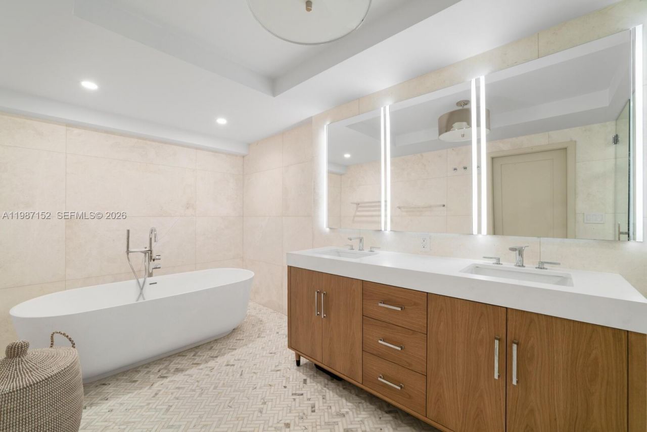 5600 Collins Ave , Unit D, Miami Beach, FL 33140 Photo