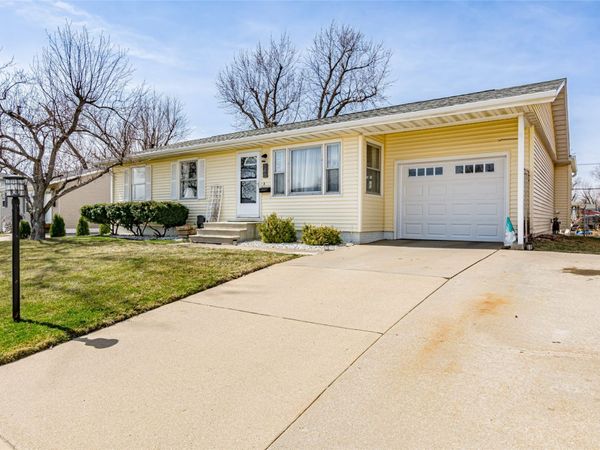 146 Eastview Drive NW, Cedar Rapids, IA 52405