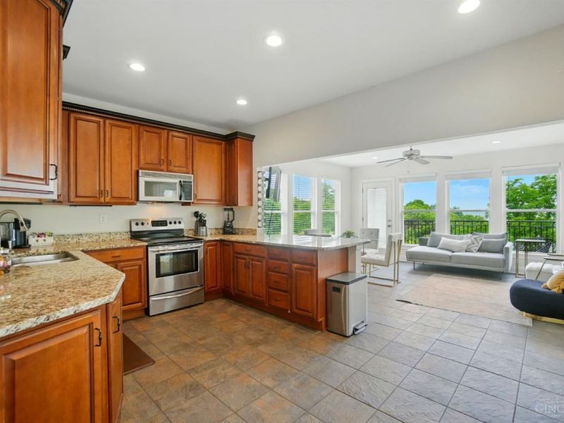 918 Mt Hope Avenue, Cincinnati, OH 45204 Photo 2