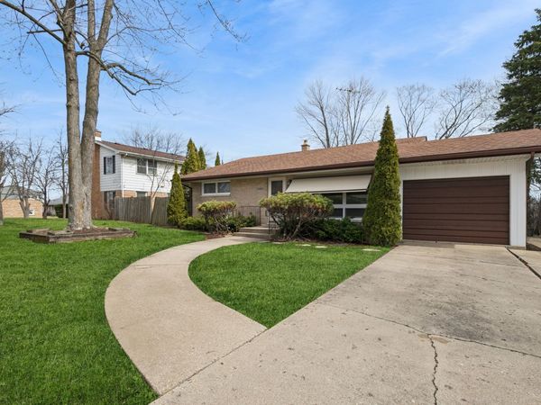 535 N McAree Road, Waukegan, IL 60085