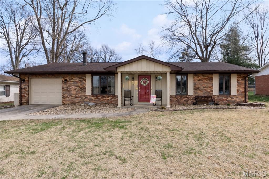 414 Parkview Drive, Lebanon, IL 62254 Main Photo