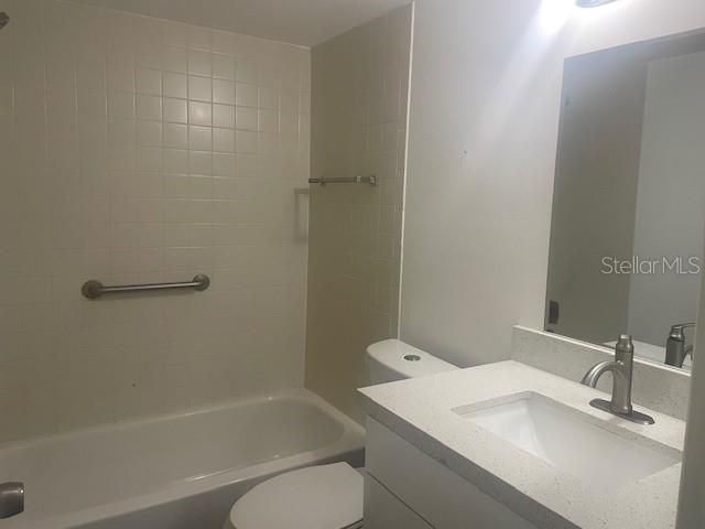 1540 Glen Oaks Drive E, Unit B222, Sarasota, FL 34232 Photo