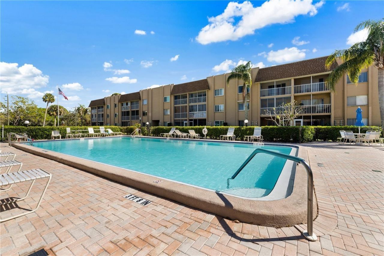 1540 Glen Oaks Drive E, Unit B222, Sarasota, FL 34232 Photo