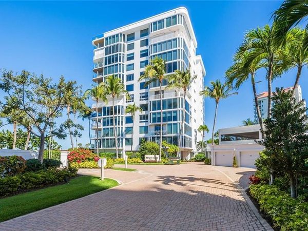 20 Seagate DR, Unit 803, NAPLES, FL 34103