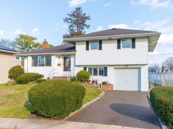 8 Spector Lane , Plainview, NY 11803