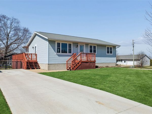 201 Oak Avenue , Urbana, IA 52345