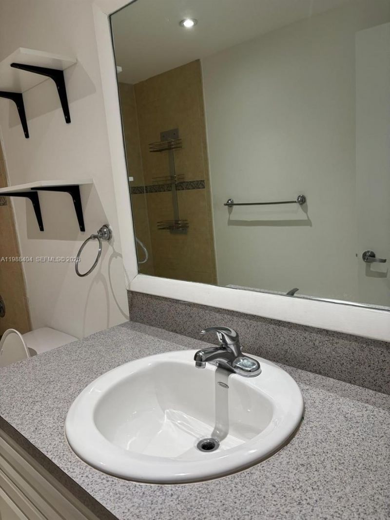 1 Glen Royal Pkwy , Unit 913, Miami, FL 33125 Photo