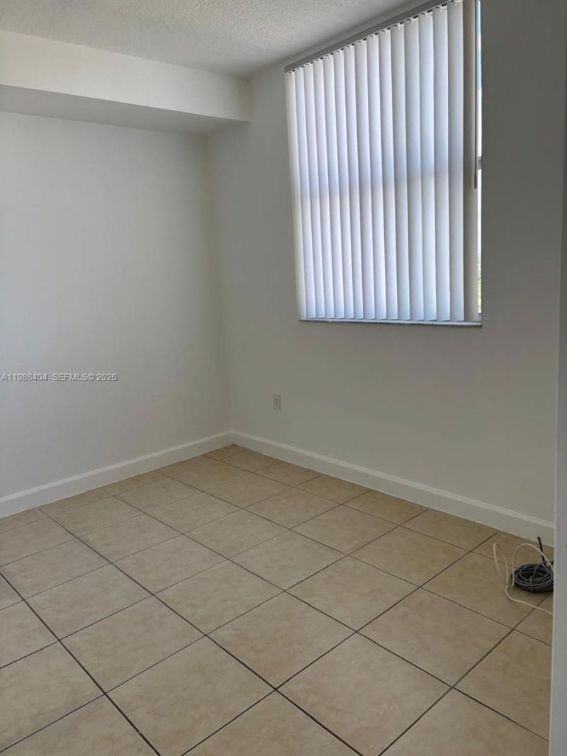 1 Glen Royal Pkwy , Unit 913, Miami, FL 33125 Photo