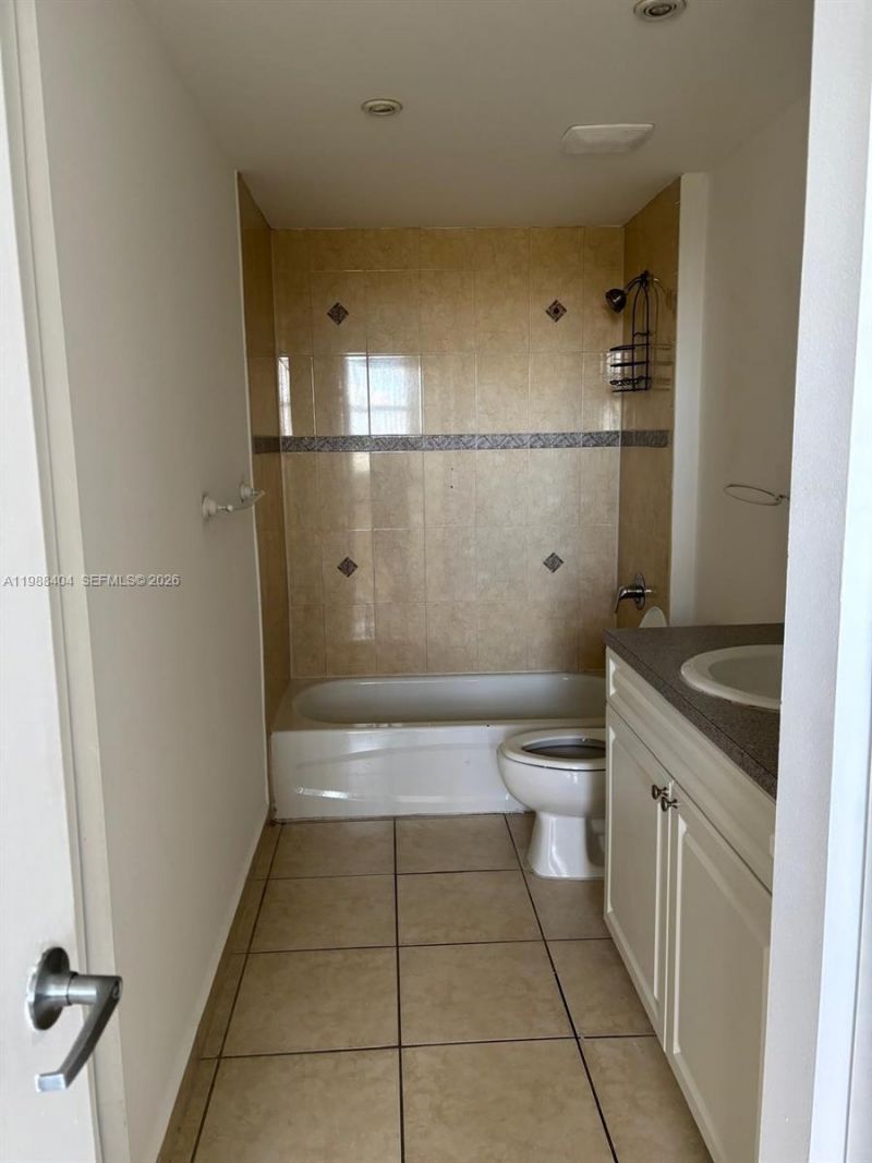 1 Glen Royal Pkwy , Unit 913, Miami, FL 33125 Photo