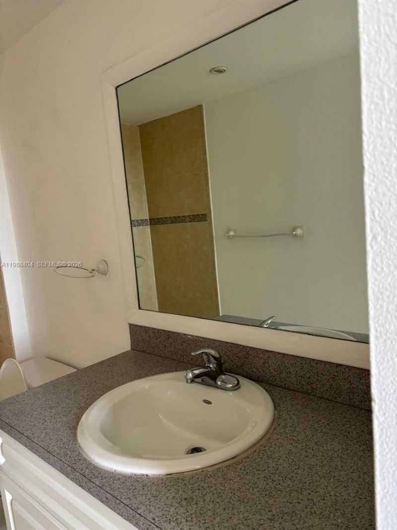 1 Glen Royal Pkwy , Unit 913, Miami, FL 33125 Photo