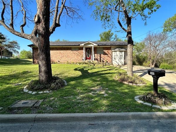 303 N Caesar Street , Ennis, TX 75119