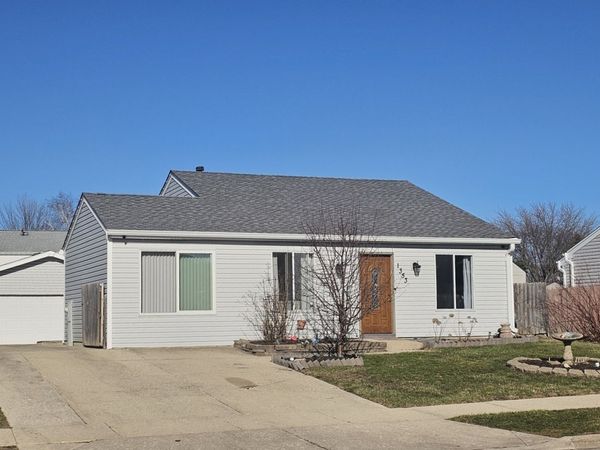 1353 Spring Valley Divide , Carol Stream, IL 60188