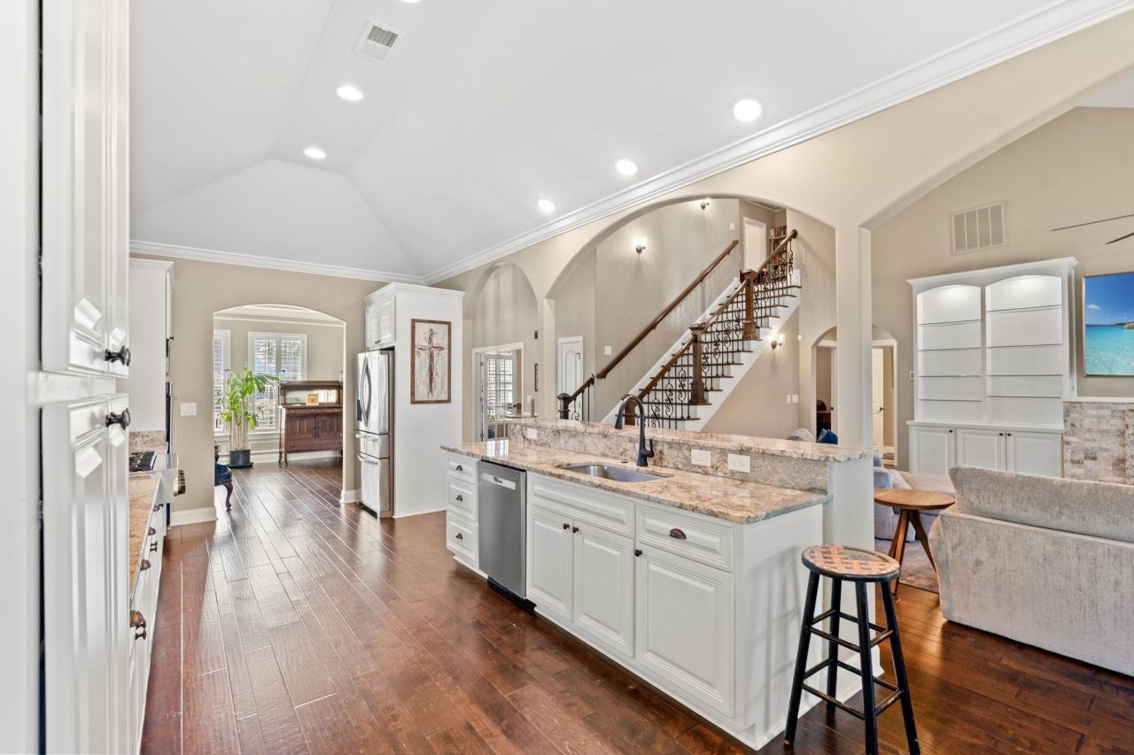 292 Chamberlin Dr. Photo 8