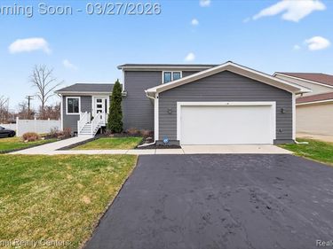 946 Dunreath Street, Wolverine Lake Vlg, MI 48390