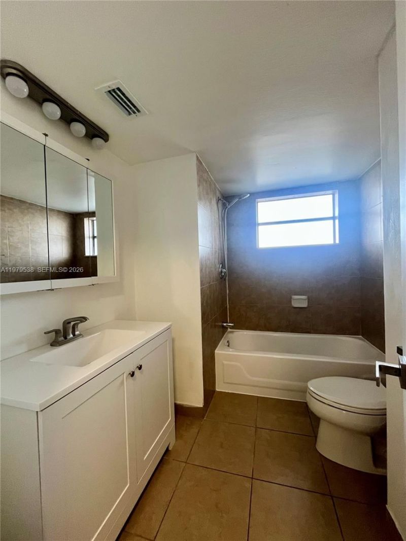 1750 NE 191st St , Unit 522-3, Miami, FL 33179 Photo