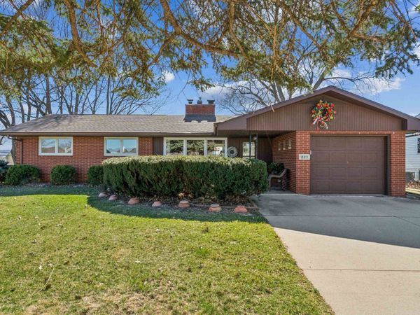 823 Kelly Lane, Dubuque, IA 52003