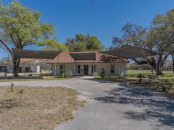 311 Governors, Floresville, TX 78114