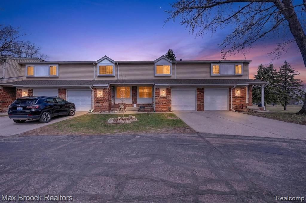 320 Hampton Court, South Lyon, MI 48178 Main Photo