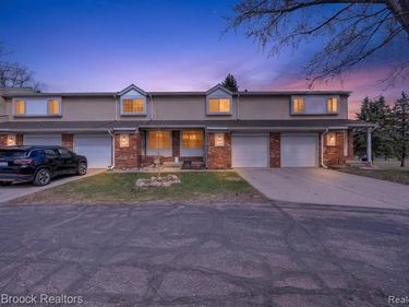 320 Hampton Court, South Lyon, MI 48178