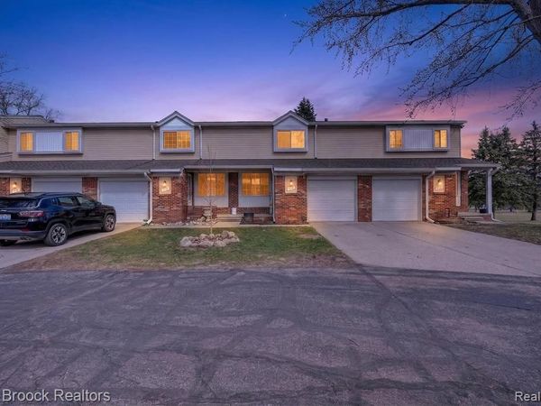 320 Hampton Court, South Lyon, MI 48178