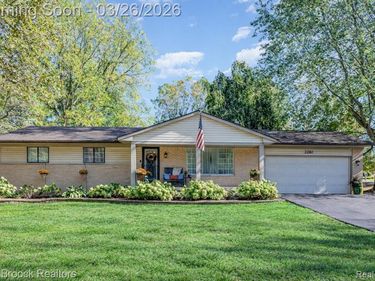 2261 Avondale Street, Sylvan Lake, MI 48320