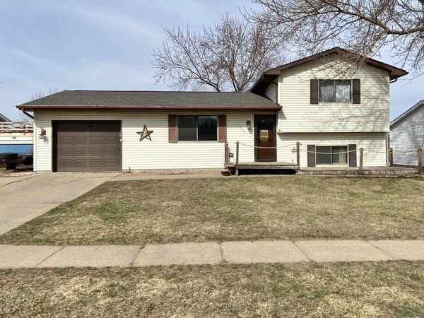 1335 2nd St SE, LeMars, IA 51031