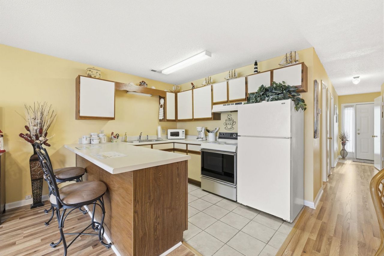 500 Fairway Village Dr. Photo 5