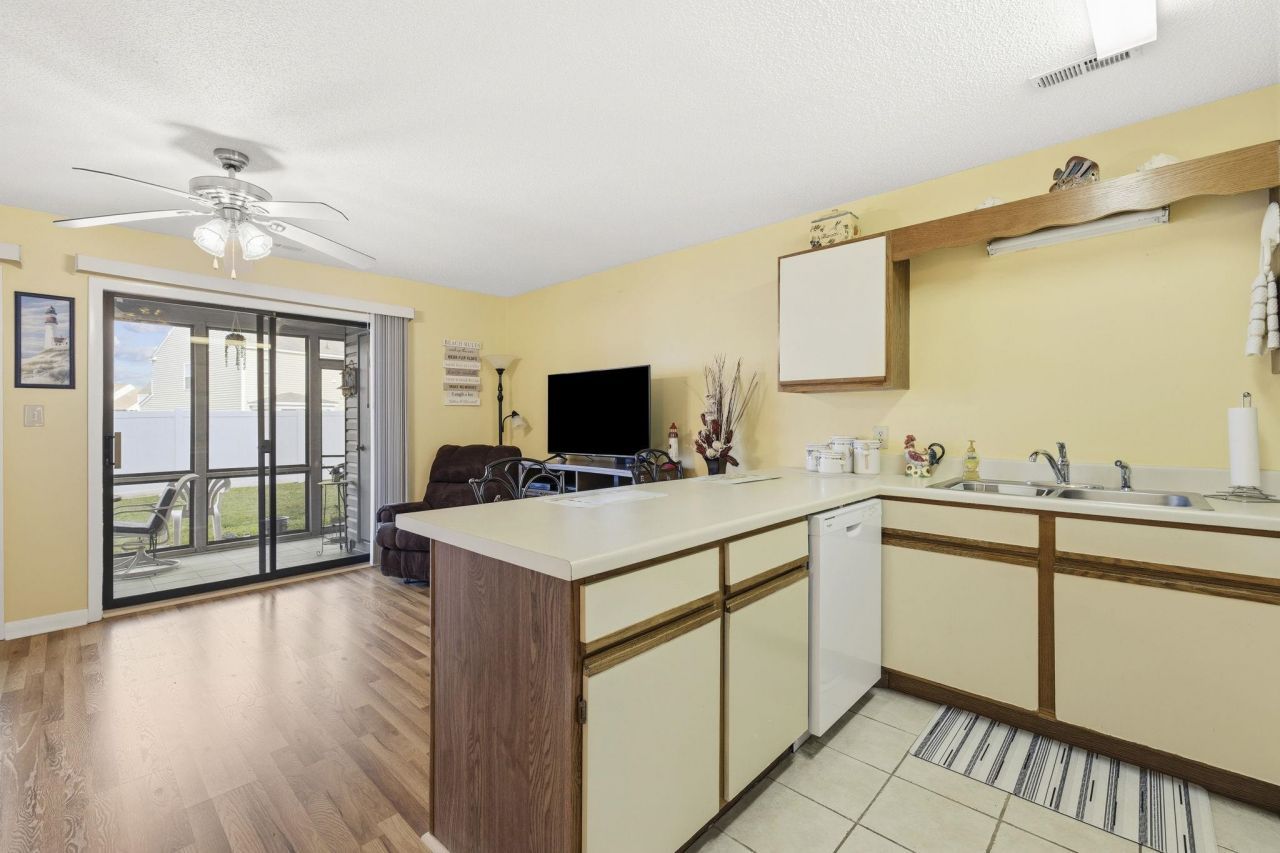 500 Fairway Village Dr. Photo 6