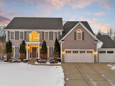 32 Falconcrest Lane, Orchard Park, NY 14127