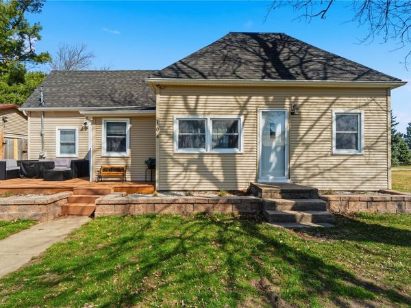 104 Birch Street, Urbana, IA 52345