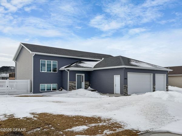 3003 43RD Avenue S, Grand Forks, ND 58201