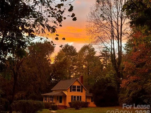 85 Pennwood Lane, Hendersonville, NC 28739