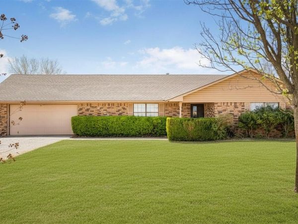 2350 Beverly Lane, Clinton, OK 73601