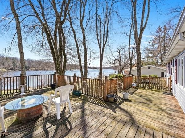 27 Plaza Dr, Hampton, NJ 07860