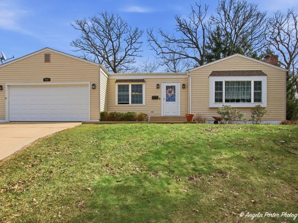 916 Essex Court , McHenry, IL 60050