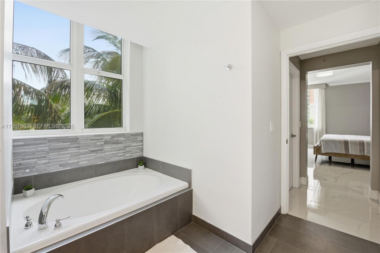 3330 NE 190th St , Unit 310, Aventura, FL 33180 Photo