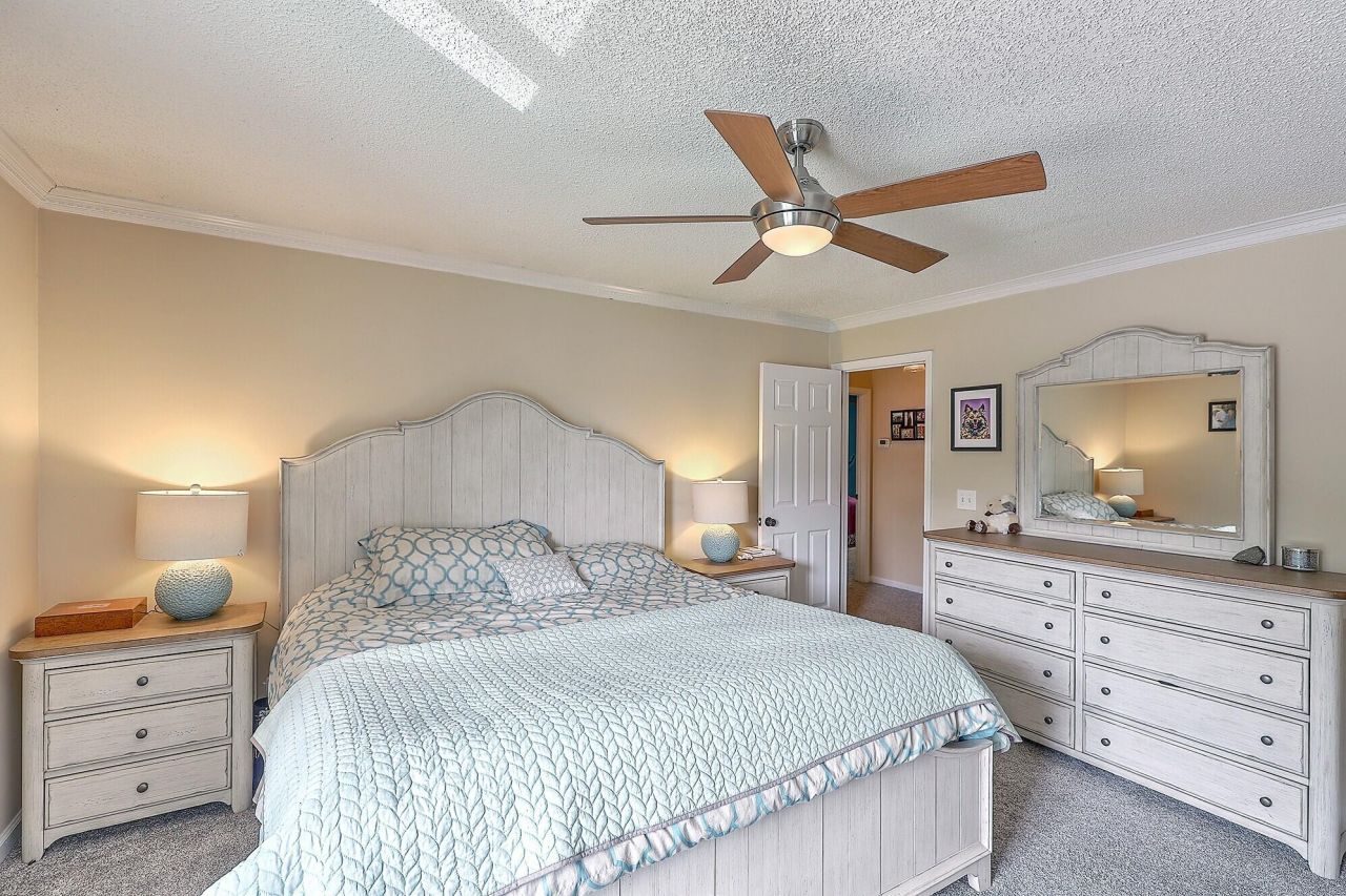 2318 N England Court Photo 19