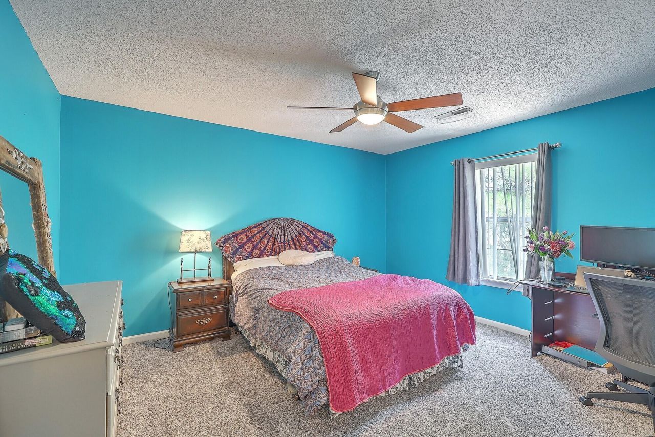 2318 N England Court Photo 24